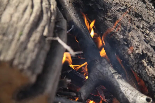 Il fuoco accompagna la vita al campo